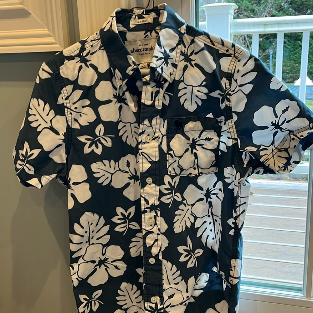EXCELLENT CONDITION, like new, Abercrombie boys XL Hawaiian shirt